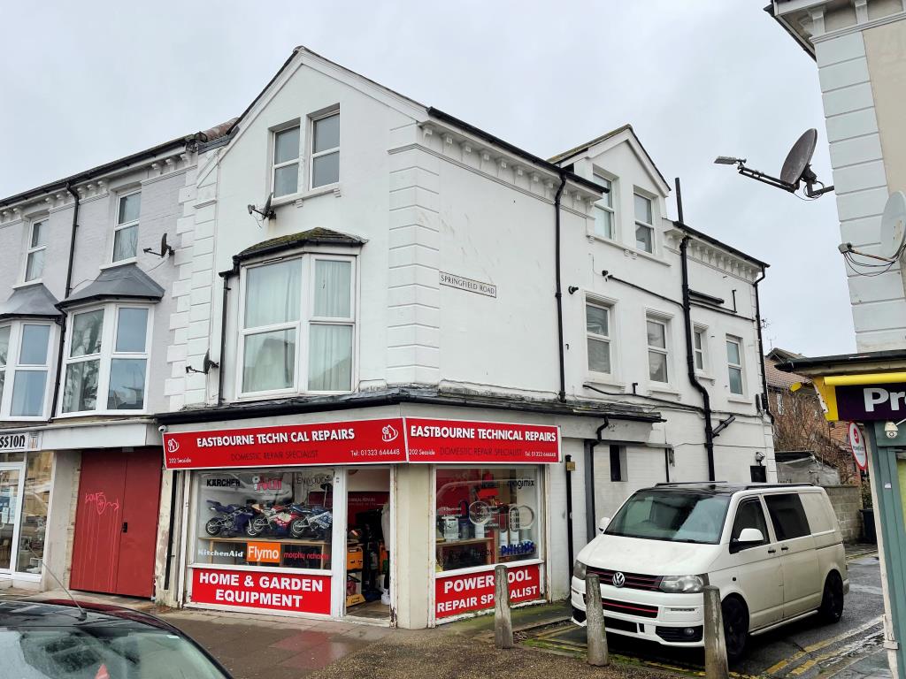 Lot: 105 - FREEHOLD COMMERCIAL INVESTMENT - View of corner property from main road